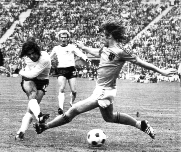 Monaco di Baviera, 7 luglio 1974: il gol decisivo di Gerd Mueller, contrastato Arie Van Haan 